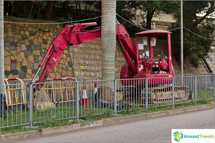 Small Chinese excavator, placed in the dividing strip