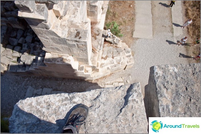 From the height of the amphitheater we look down and fear. From the height of the amphitheater we look down and fear.
