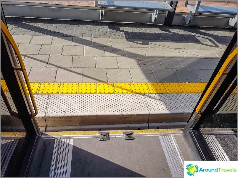 Entry / exit from metronita is very convenient, at the same level