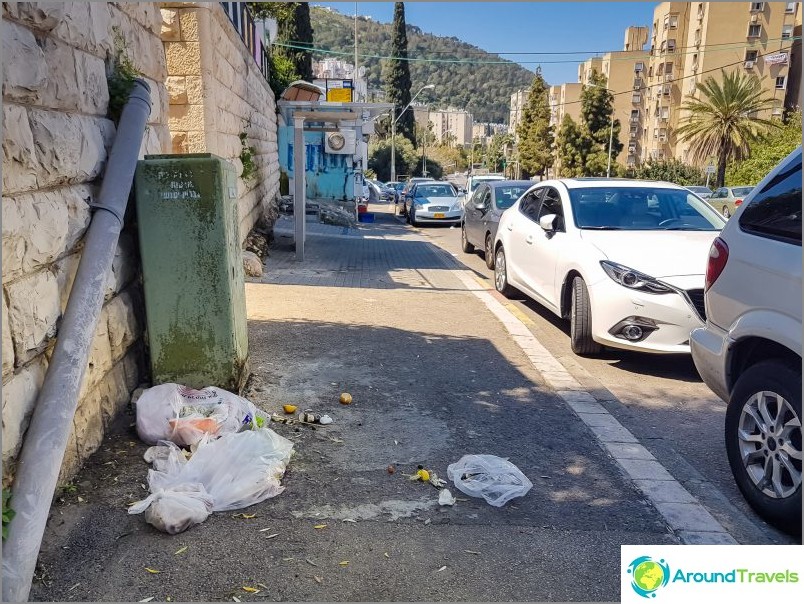 Mussor on the street in Haifa, Kiryat Eliezer district