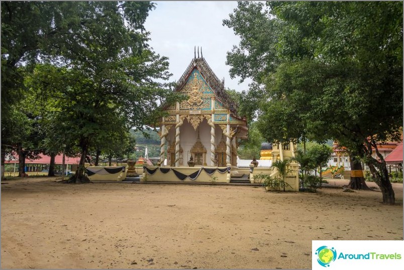 The temple grounds are quite ordinary.