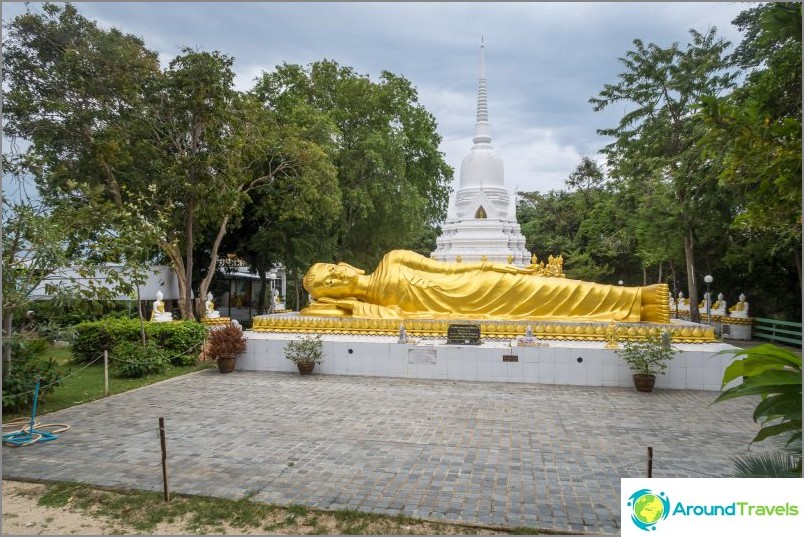 Baby Buddha Pagoda behind the reclining Buddha
