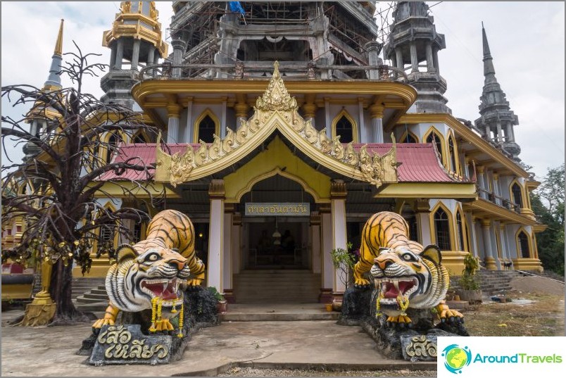 Entrance to the pagoda in front of the Tiger Temple