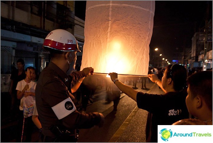 Police help launch lanterns correctly.