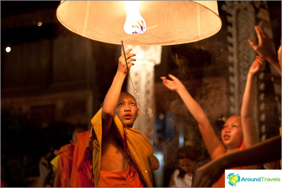 Children launch lanterns in the sky - Loy Kratong and Yi Peng Festival