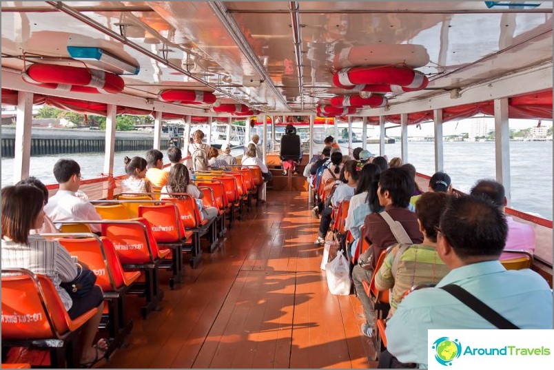 Inside it is much more spacious than in boats that sail in klongs.