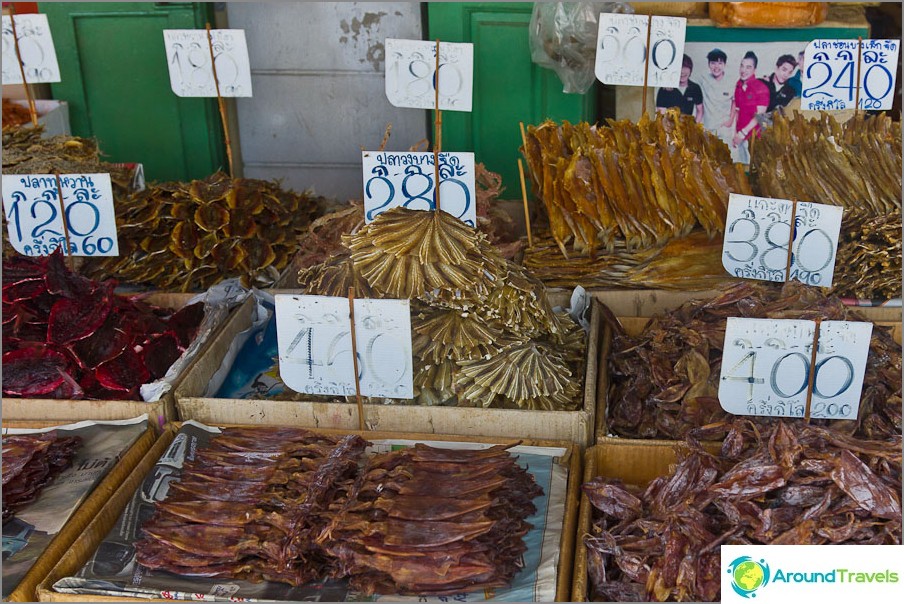 You can buy dried sweet fish near the Tha Tien pier