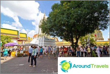 Square in front of Wat Pho