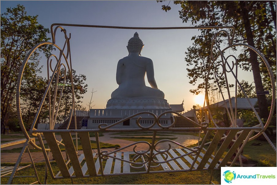 Swing overlooking the Buddha