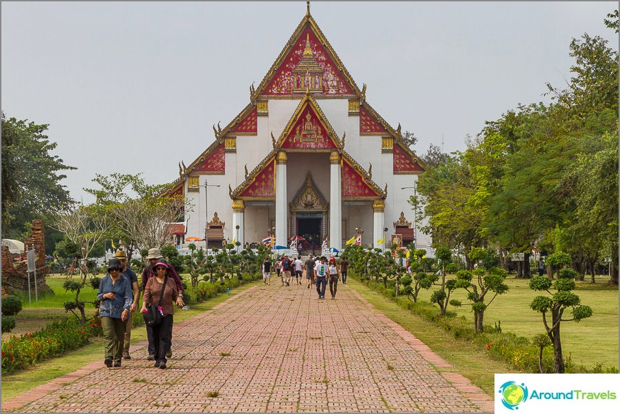 Modern Viharn next to Wat Phra Si Sanphet