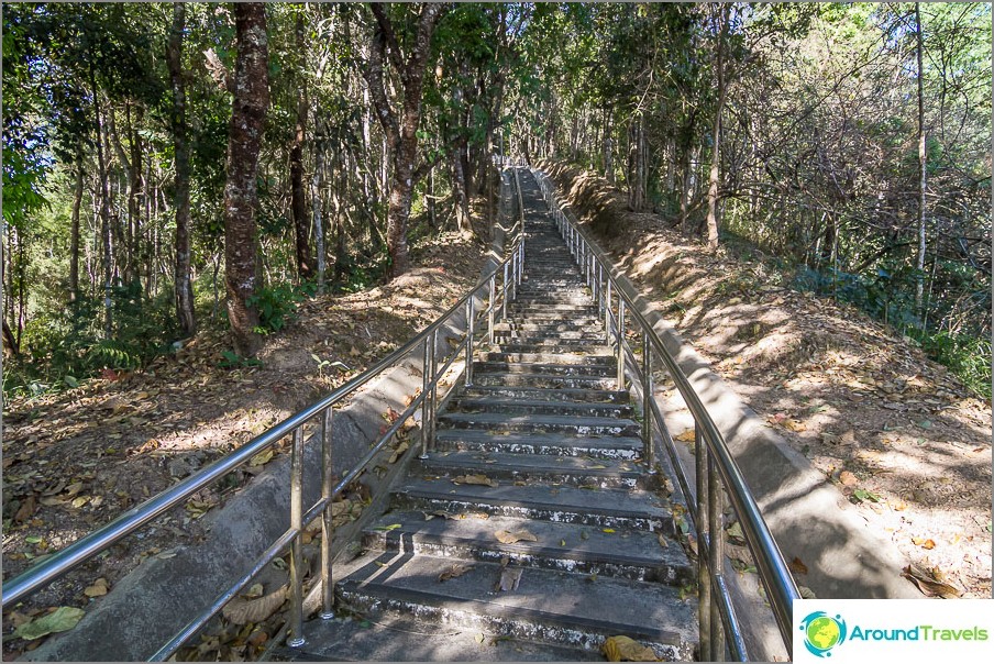 Staircase to Chedi Phra Boromathat, 718 steps