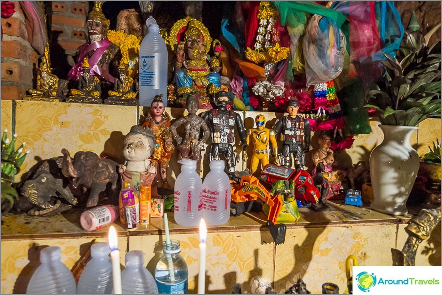 At the end of the way, an altar filled with toys