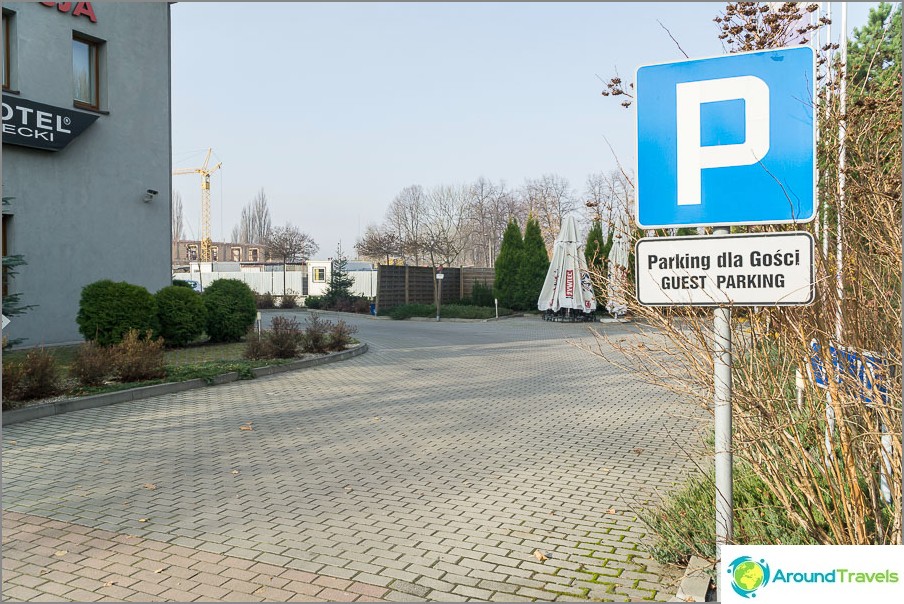 Free parking opposite campus Auschwitz