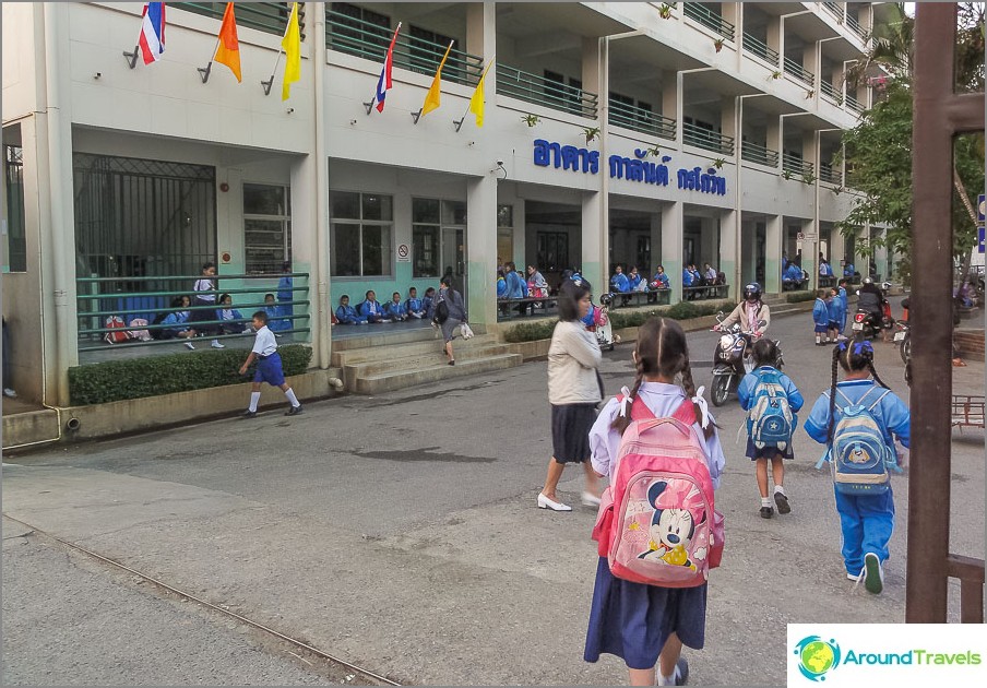 In Thai schools, strict rules, it is better to go to the private
