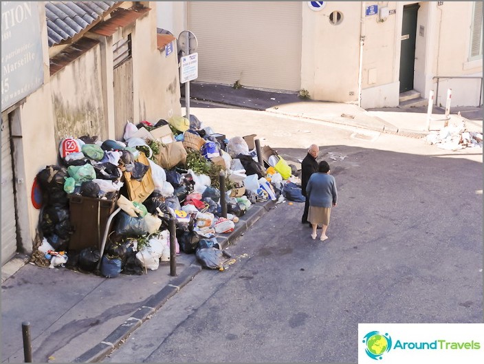 Mountains of garbage in Marseilles due to strikes Mountains of garbage in Marseilles due to strikes