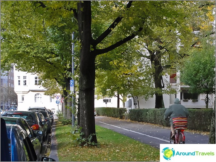 Cycle paths in Munich along each sidewalk