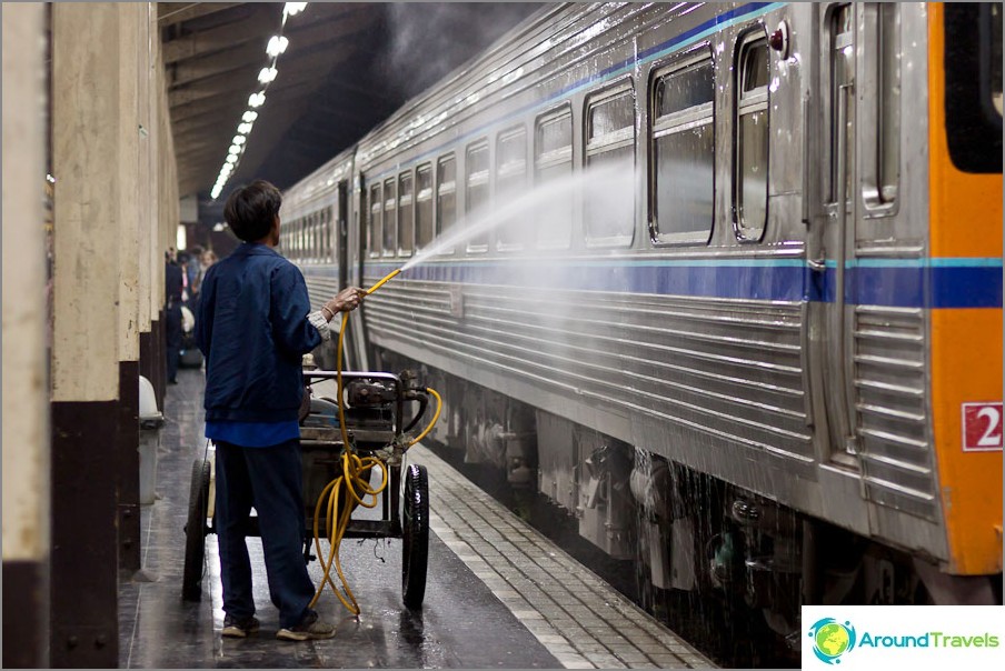 How to wash trains in Thailand