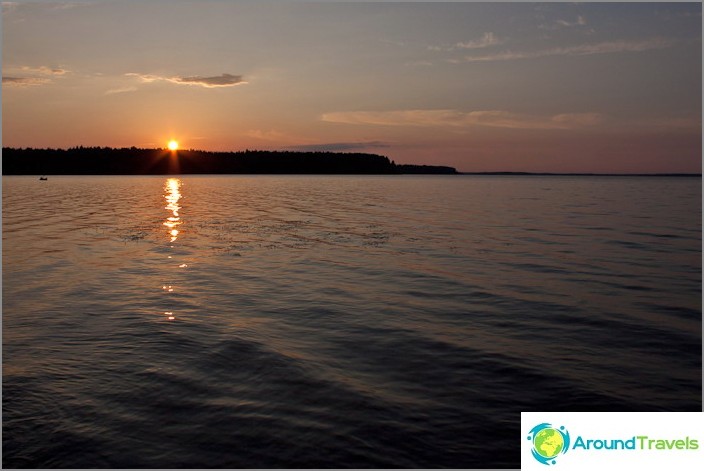Sunset. Lake Volgo.